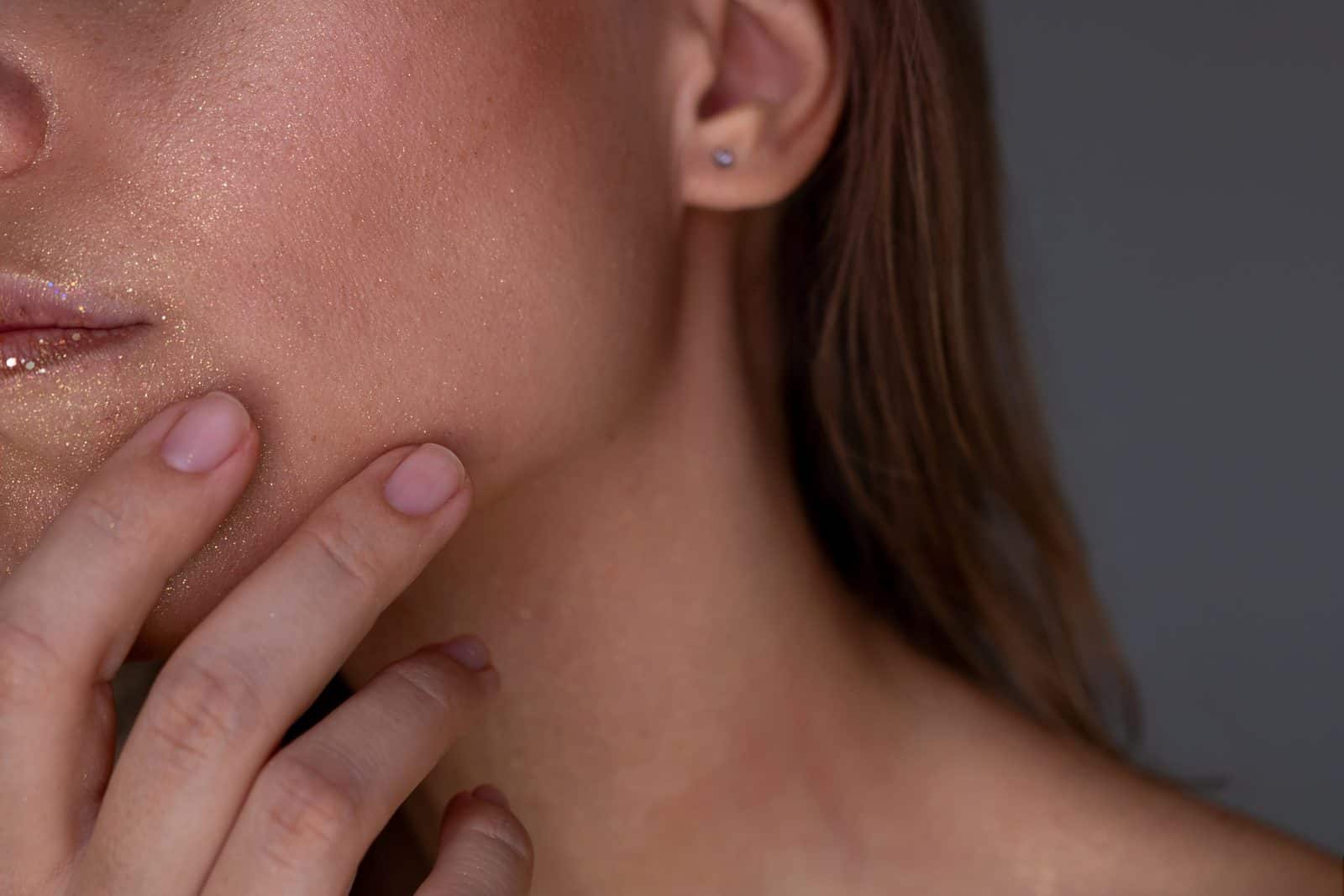 Facial lymphatic drainage for puffiness around the jawline