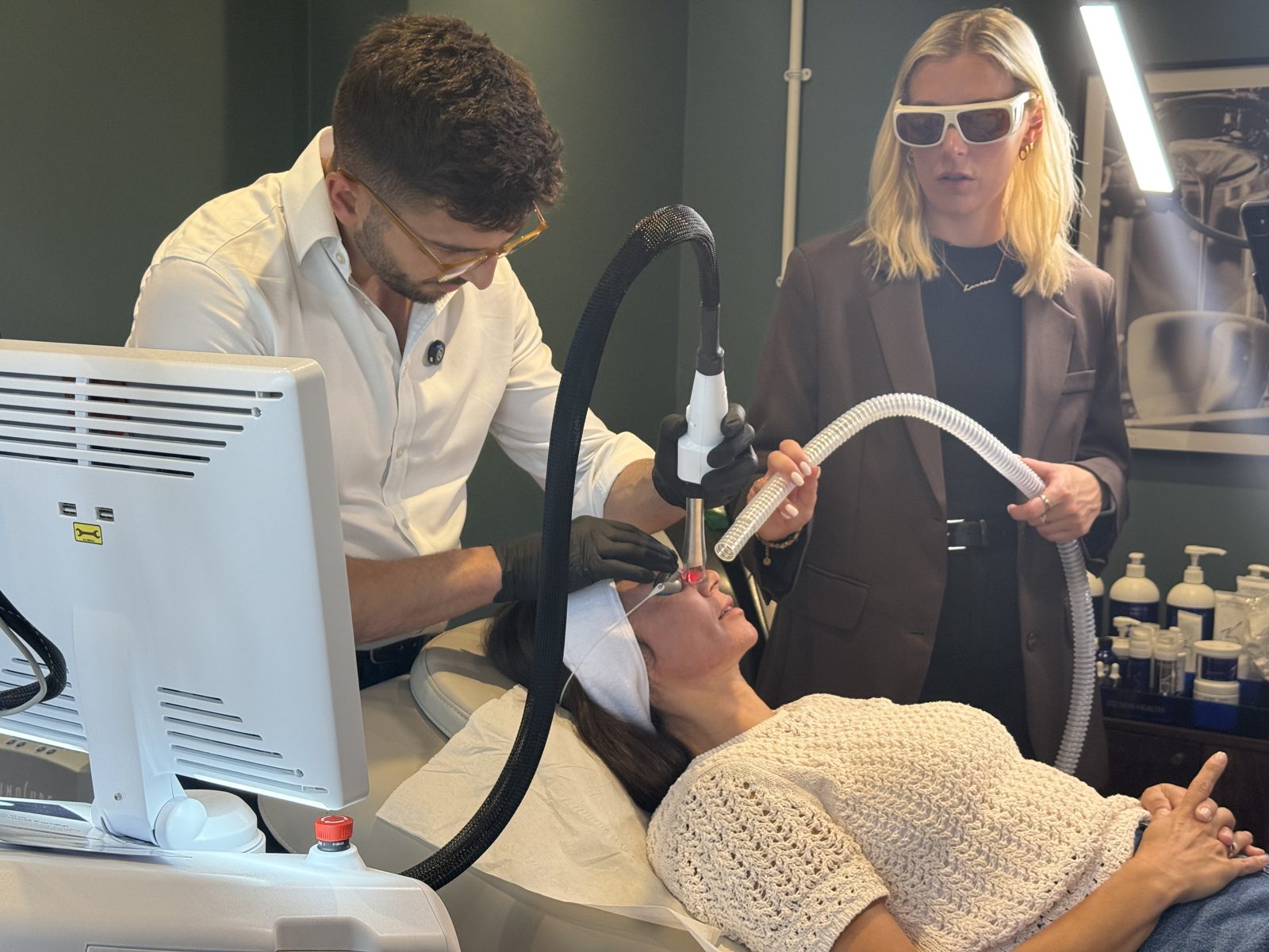 Dr Mattia Parducci begins the first live UltraClear treatment at Cannelle