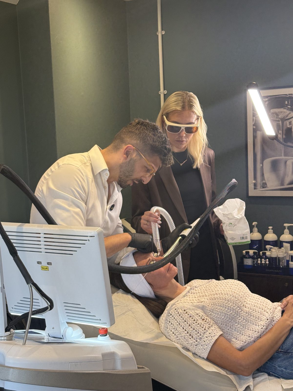 Dr Mattia Parducci uses the UltraClear handpiece during the first live treatment