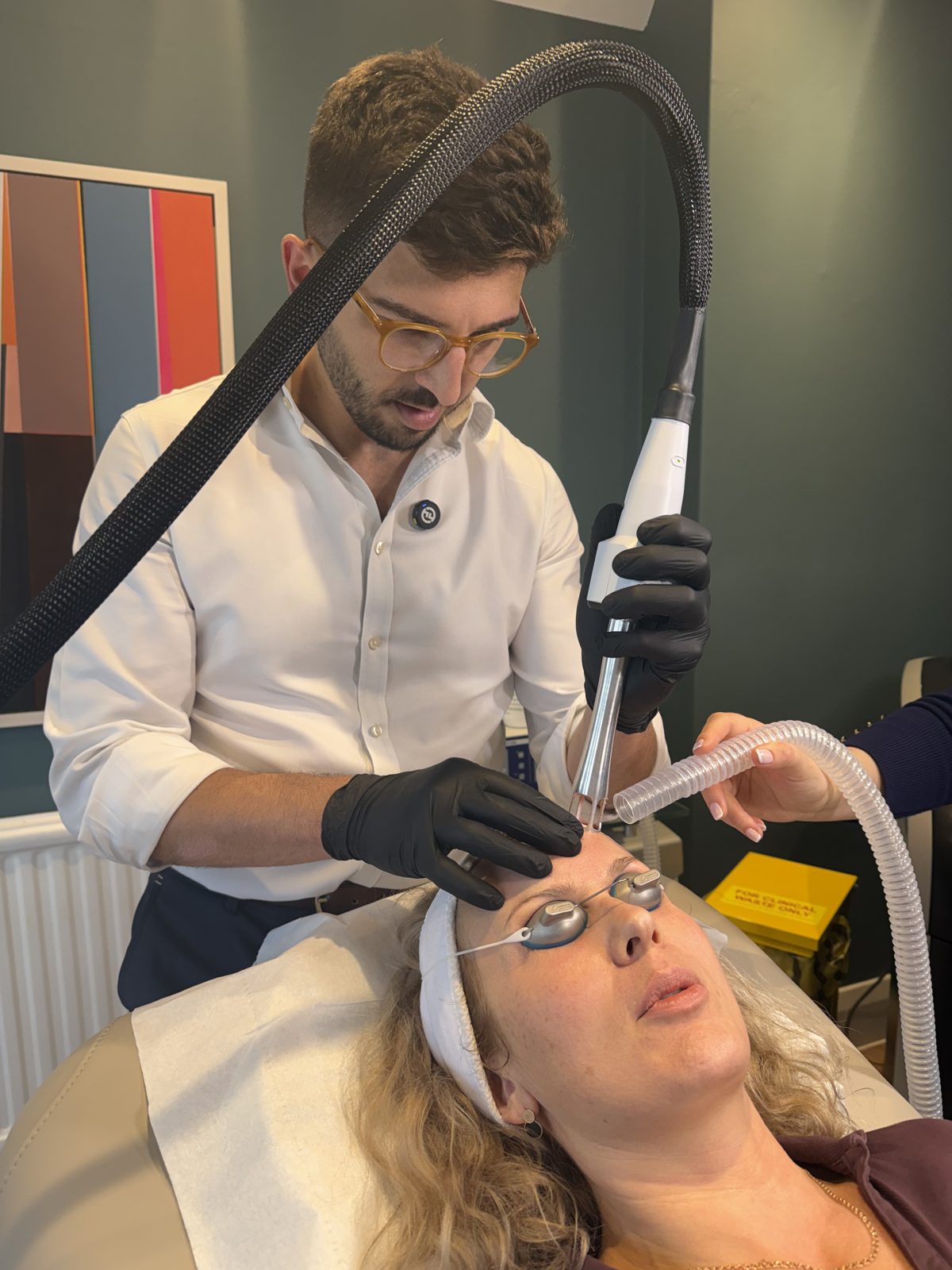 Dr Mattia Parducci treats the forehead with the UltraClear handpiece